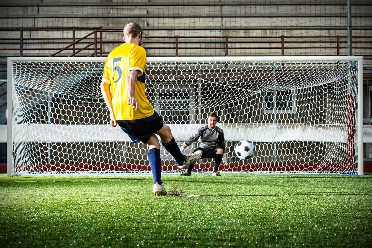 Kỹ thuật volley và half-volley trong bóng đá