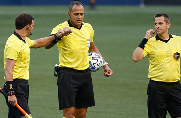 Trọng tài chính rút thẻ phạt trong trận đấu