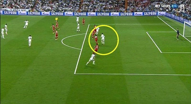 Trọng tài ra hiệu phép lợi thế trong bóng đá