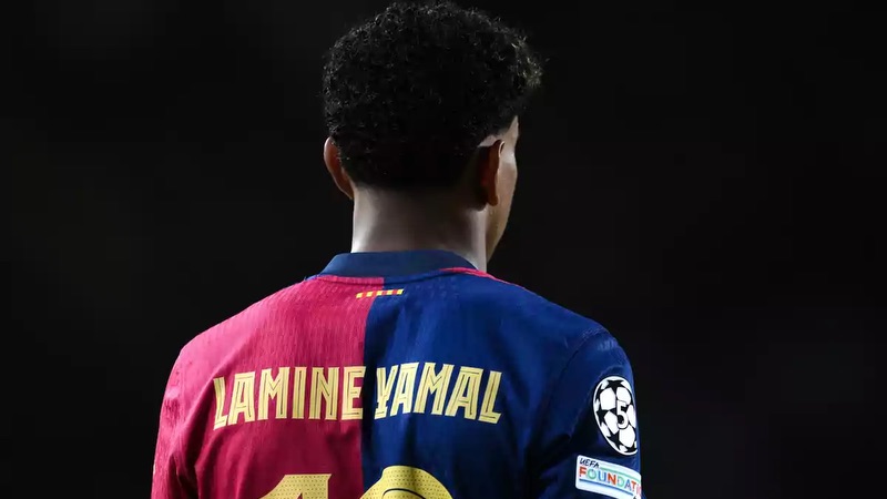 Lamine Yamal trong màu áo Barcelona