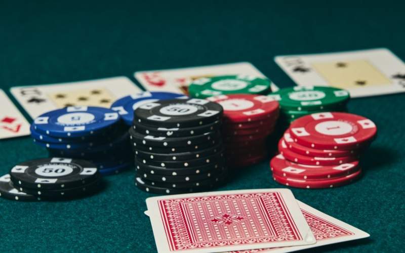 Cách tính toán stack khi thực hiện steal poker