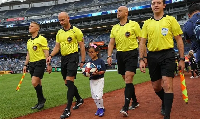 Khám Phá Vai Trò Quan Trọng Của Trọng Tài Trong Bóng Đá